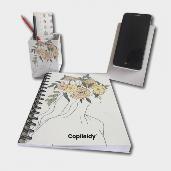 Mockup Home Office- Mujer fondo gris